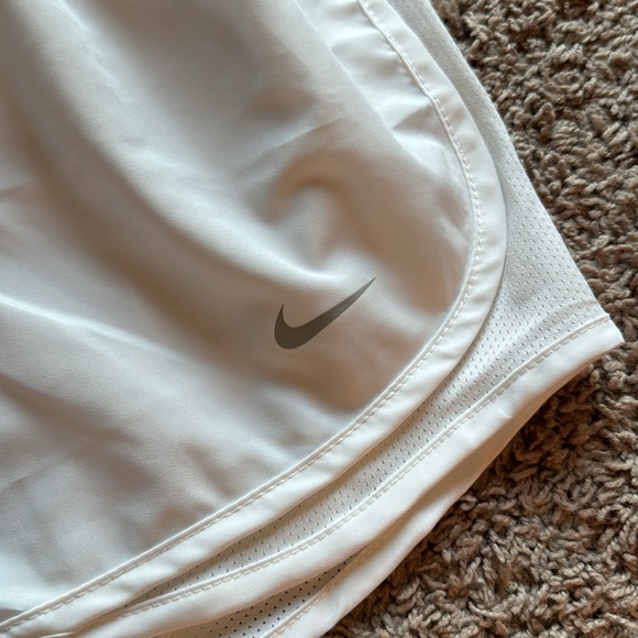 Nike Women’s tempo shorts - Picture 2 of 6